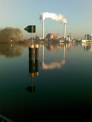 Blick von Stralau auf das Heizkraftwerk Lichtenberg Blick von Stralau auf das Heizkraftwerk Lichtenberg
