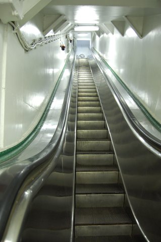 Rolltreppe zum Flugdeck