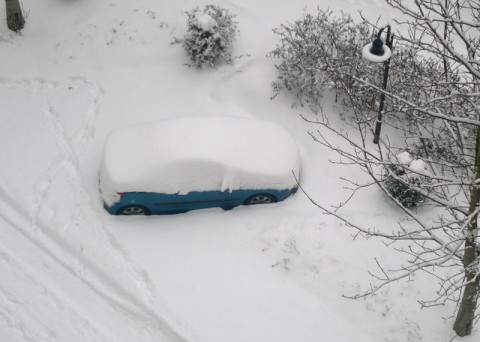 Cabriolet unter Berg von Schnee