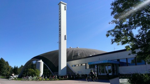 Kein AKW sondern die Schwimmhalle