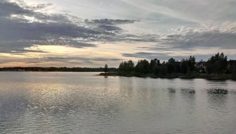 Malerischer Sonnenuntergang am Hafen