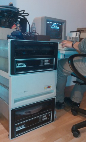 Links Wechselplatten für PDP11, rechts Galaxians auf C64