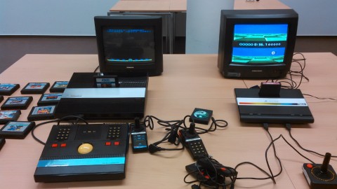 Atari 5200 (links) und Atari 7800 (rechts)