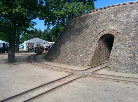 Ringofen mit Bahnschienen