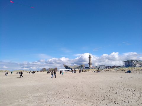 Osterspaziergänger am Strand