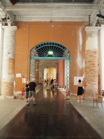 Blick durch die Hallen am Südende des Arsenale