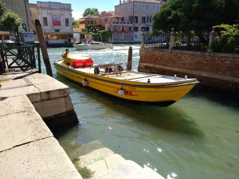 Lieferboot von DHL