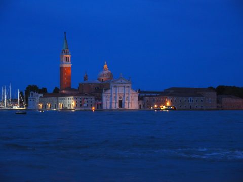 Nächtlicher Blick auf San Giorgio Maggiore