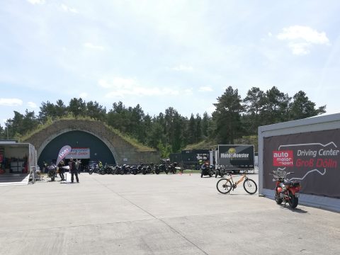 Hangar statt Tribüne