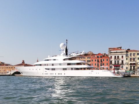 70m Yacht mit Hubschrauber